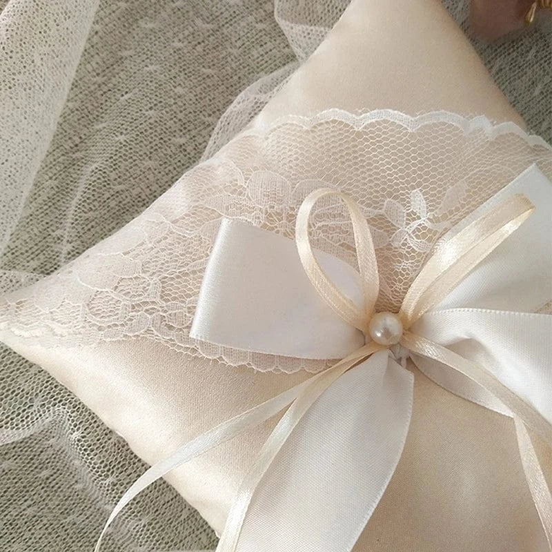 beige coussin pour les alliances
