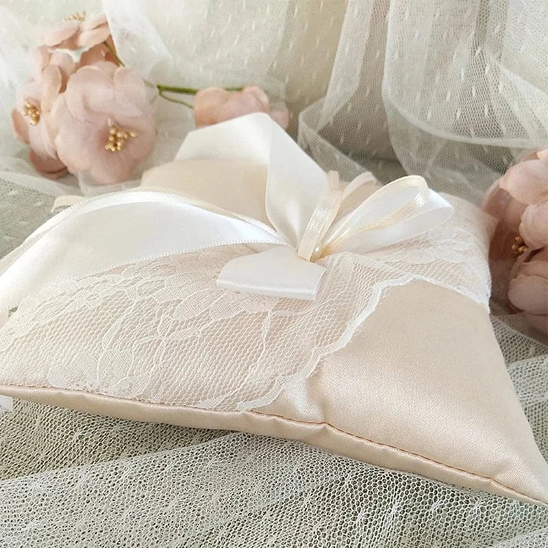 beige coussin pour les alliances