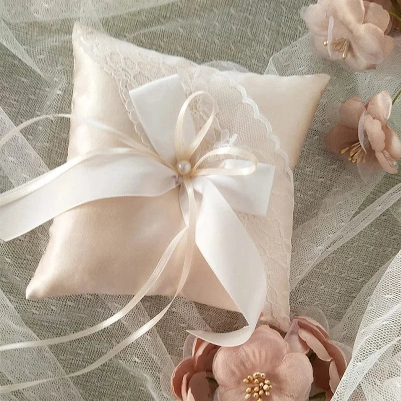 beige coussin pour les alliances