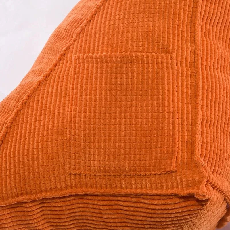 Orange coussin de lecture au lit