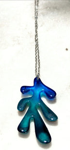 Pendentif pieuvre bleu et turquoise sur fond blanc