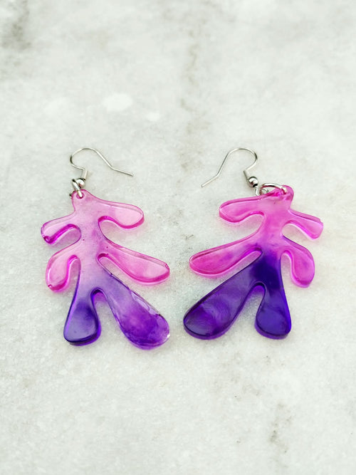 Paire de boucles d’oreilles rose et violet en résine époxy