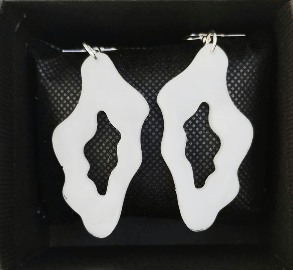 Paire de boucles d’oreilles blanches ajourées