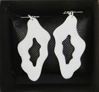 Paire de boucles d’oreilles blanches ajourées
