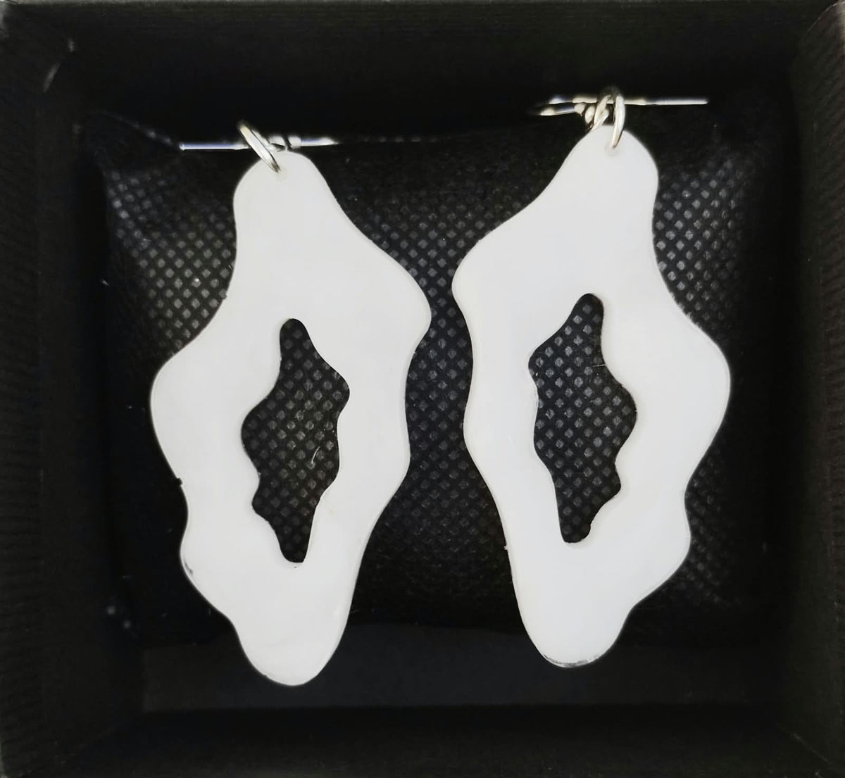 Paire de boucles d’oreilles blanches ajourées