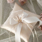 beige coussin pour les alliances