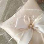 beige coussin pour les alliances