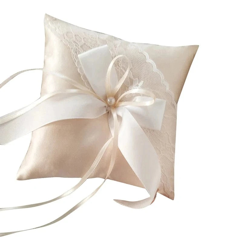 beige coussin pour les alliances