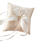 beige coussin pour les alliances