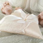 beige coussin pour les alliances