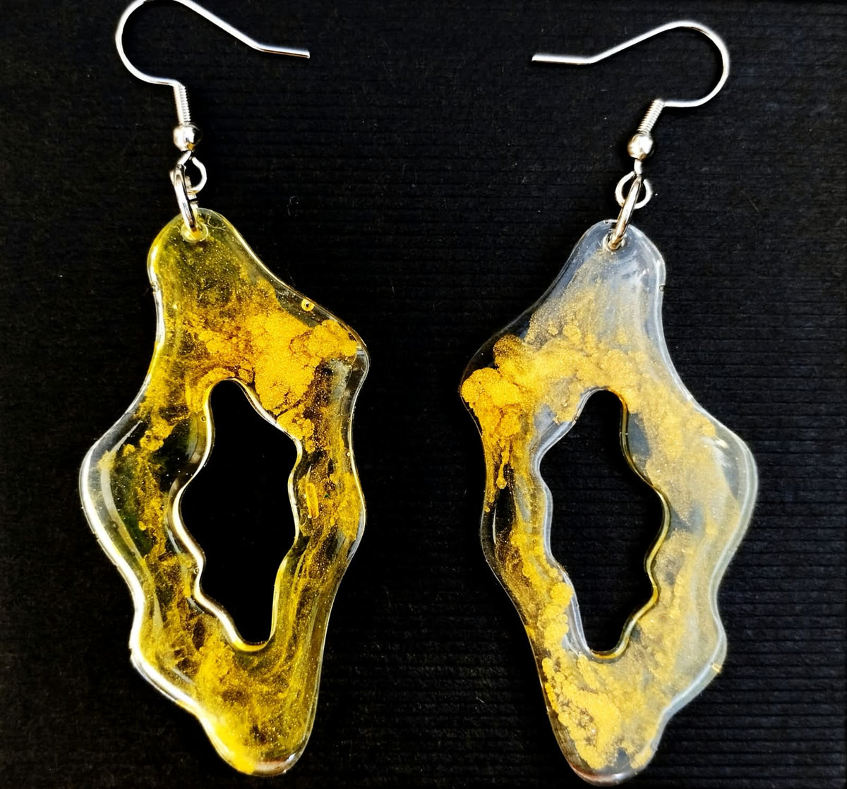 Boucles d’oreilles Boucles d’oreilles artisanales en résine époxy jaune