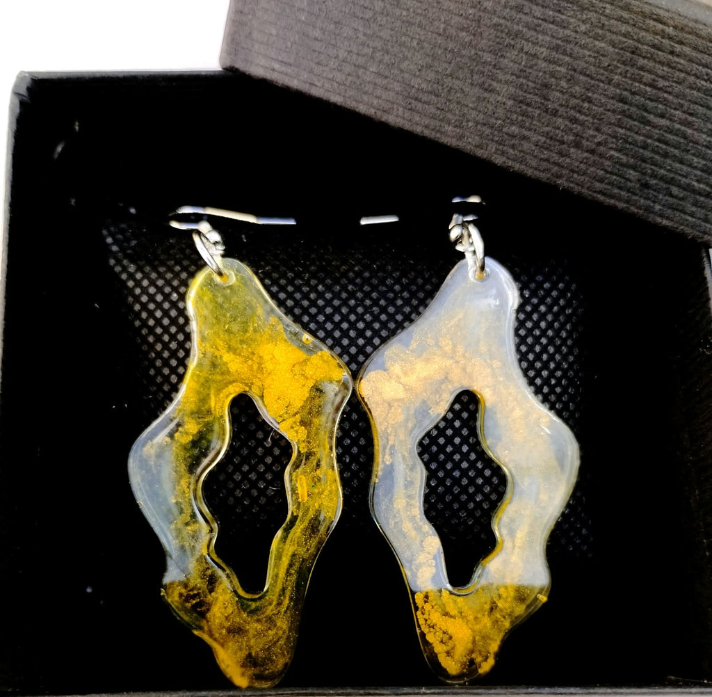 Boucles d’oreilles Boucles d’oreilles artisanales en résine époxy jaune
