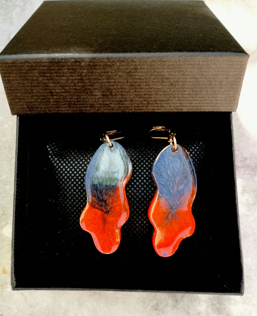 Boucles d’oreilles Boucles d’oreilles uniques en résine époxy bleu nuit et rouge