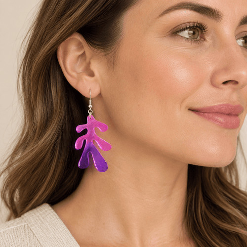 Boucles d’oreilles rose et violet en résine époxy portées