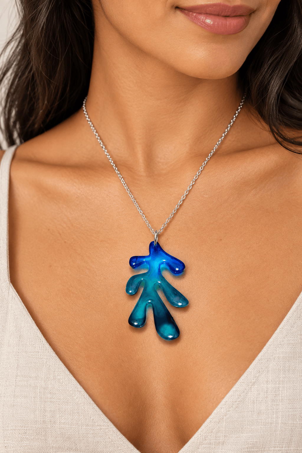 Pendentif pieuvre bleu turquoise porté par une femme brésilienne