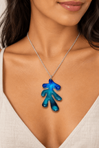 Pendentif pieuvre bleu turquoise porté par une femme brésilienne