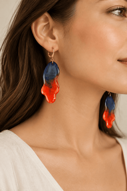 Boucles d’oreilles uniques en résine époxy portées