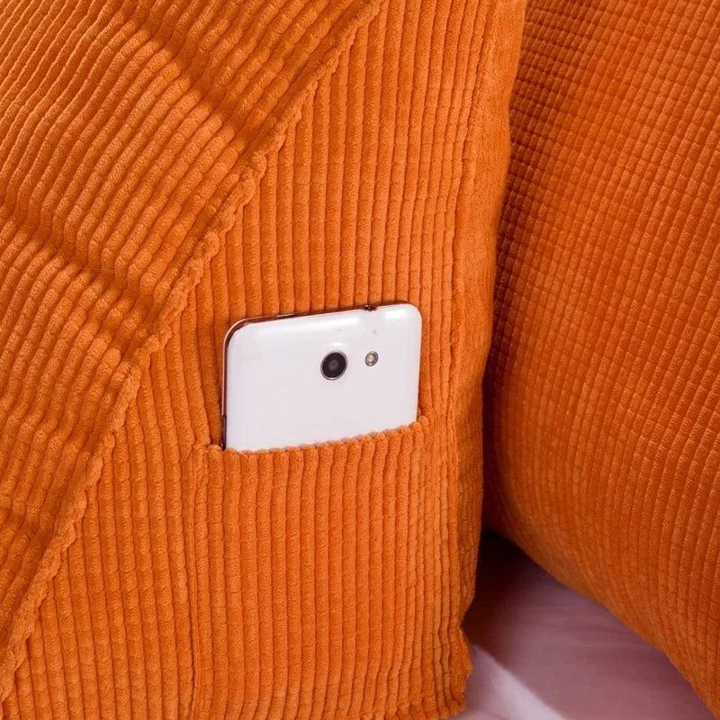 Orange coussin de lecture au lit